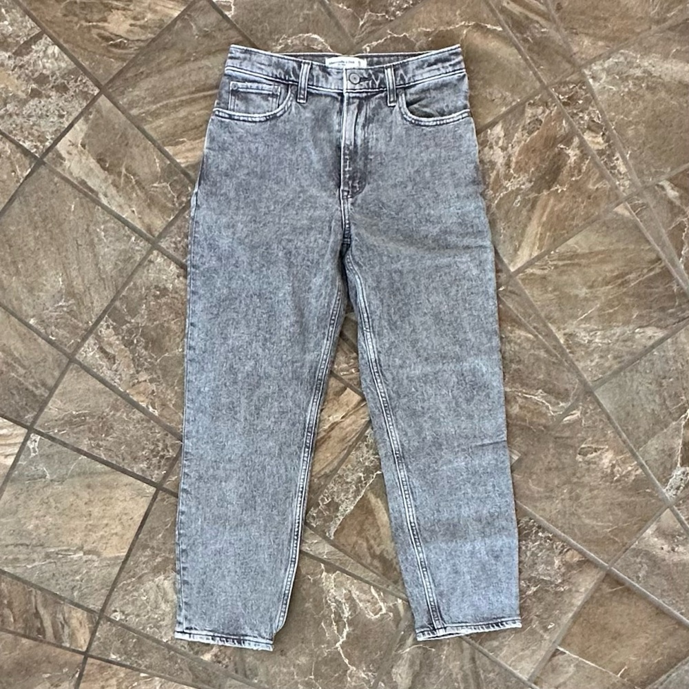 A&F The Mom High Rise Jeans - Picture 2 of 3